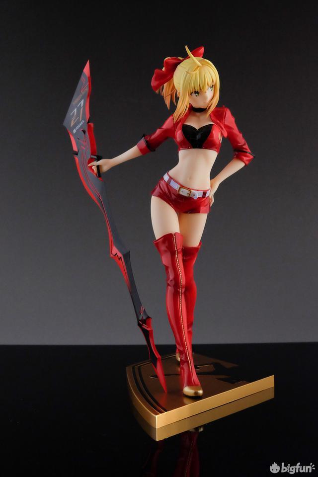 底座首先是全身的环视图赛车尼禄本体(含呆毛)高约24cm左右,采用的