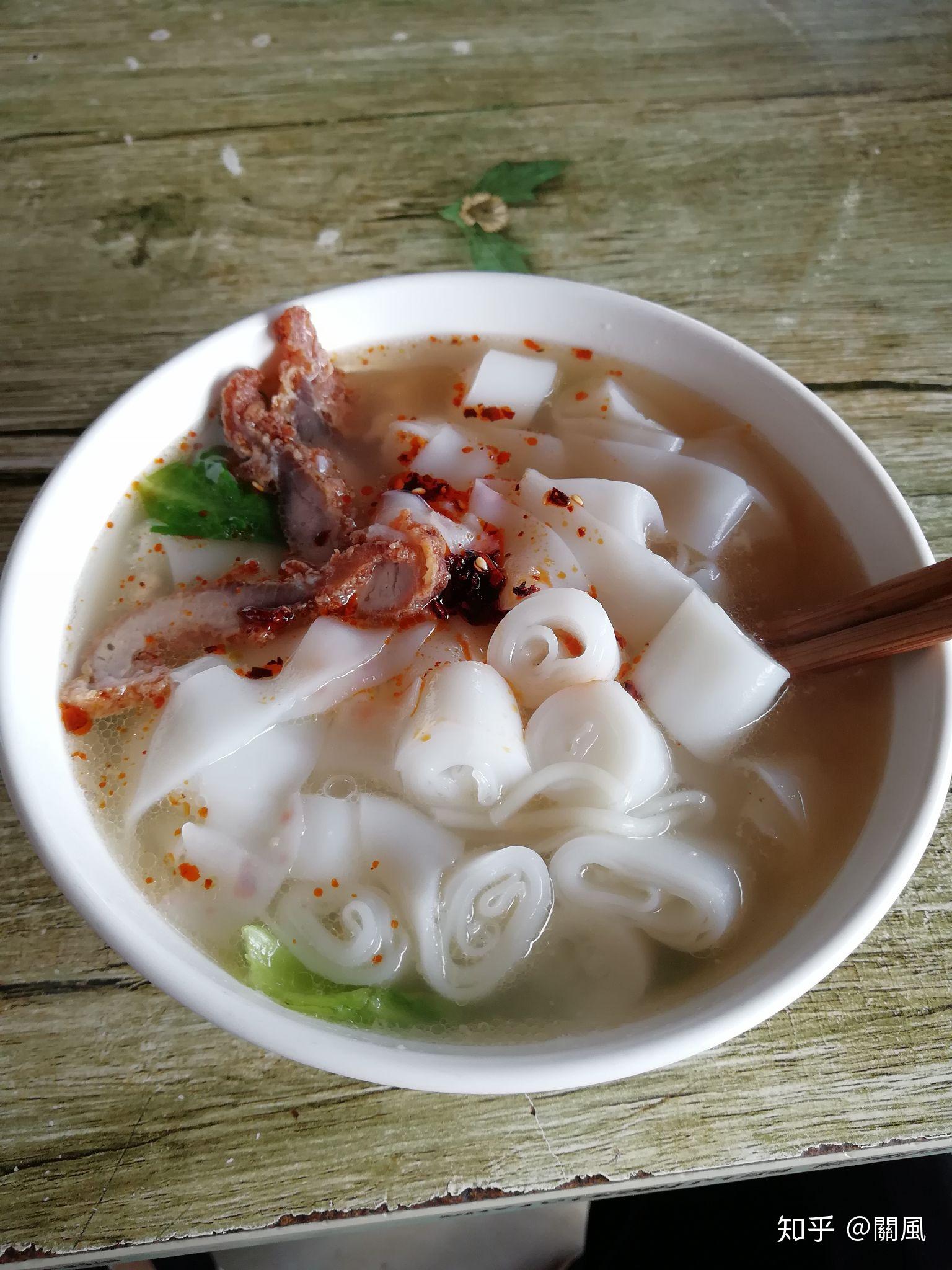 卷粉在附近的早餐店点了份6块钱小碗的三鲜卷粉,料很足,放了好多酥肉