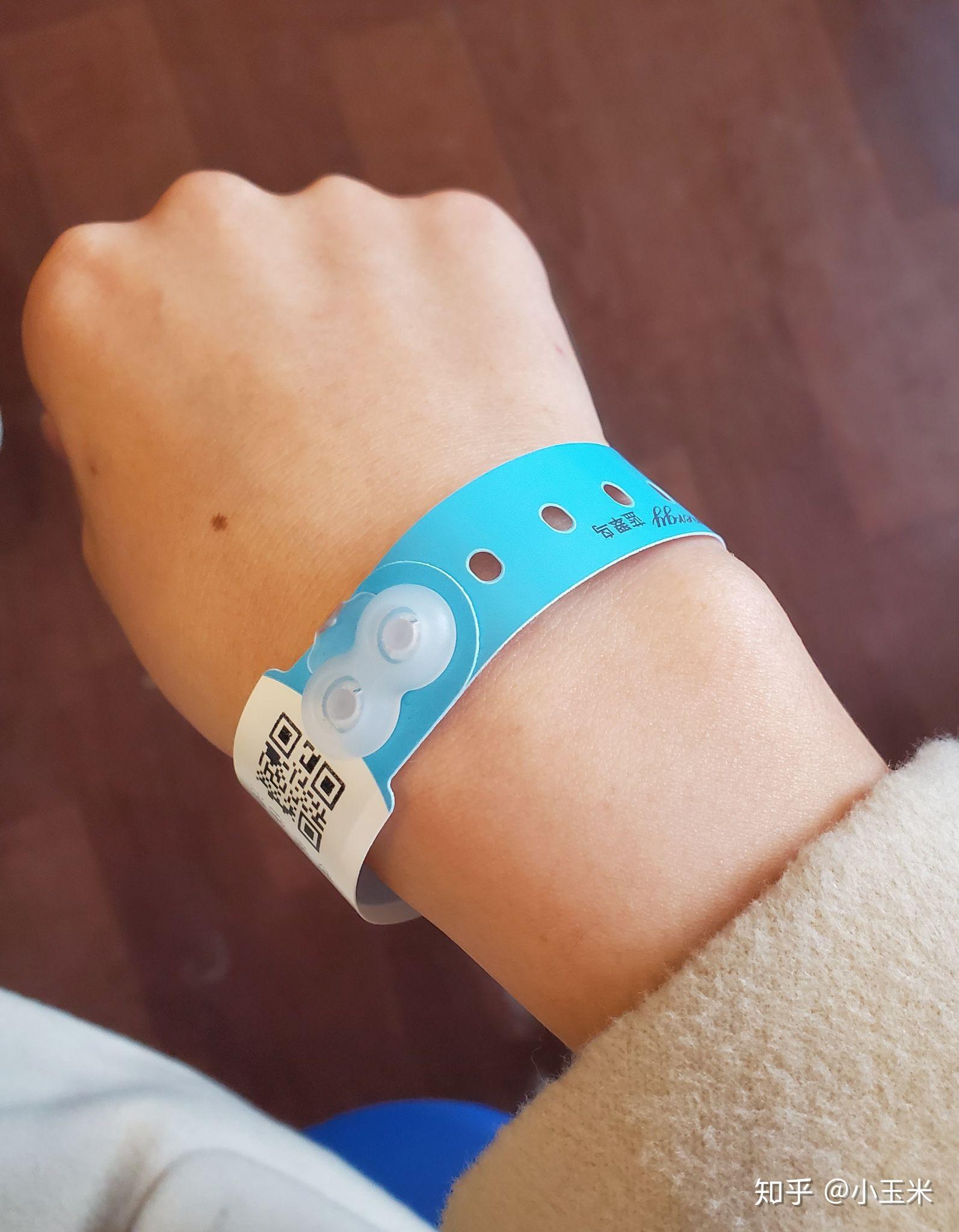 情况下被抽了六管血(抽完又经历了一次头晕眼花),套上了蓝翠鸟牌手环