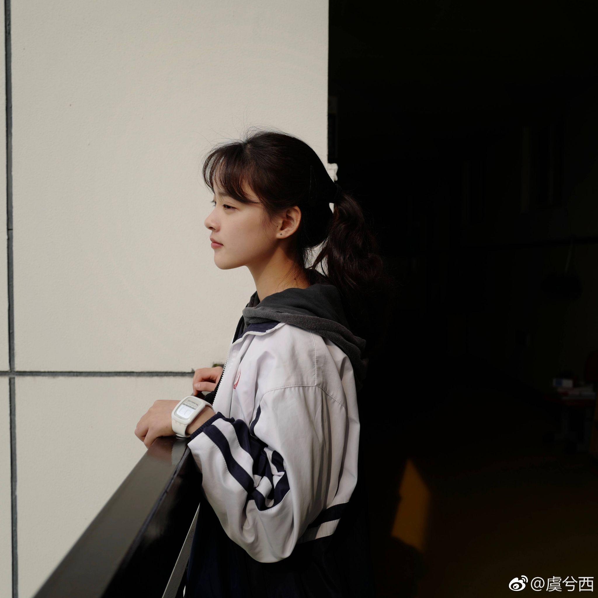 高中时素颜就好看的女生长大化妆后岂不是逆天吗