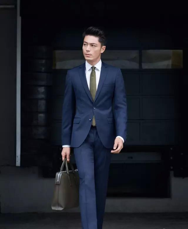 直男如何穿西装看起来不骚?霍建华骨灰级搭配揭秘
