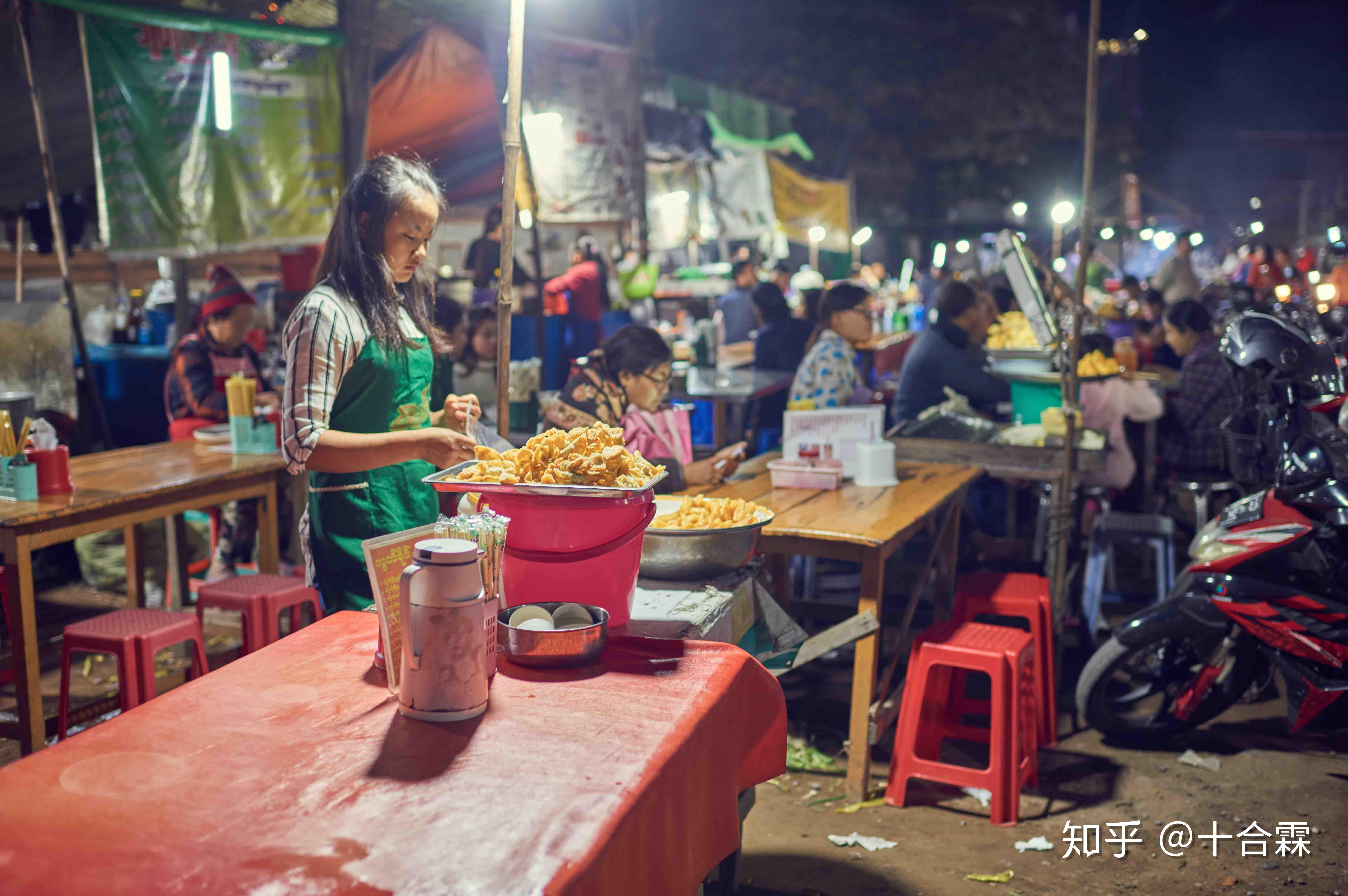 缅甸第二大城市曼德勒夜幕下最热闹市场行色人群尽显古老文化