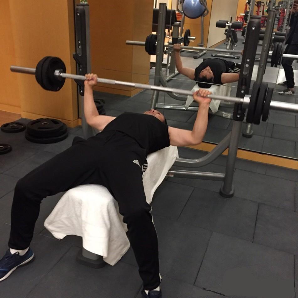 杨幂爸爸健身秀八块腹肌