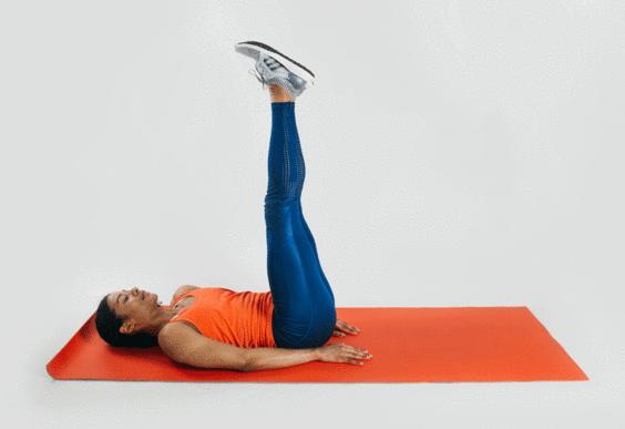 仰卧在垫子上,双腿抬起向天花板,身体呈90度角.双手放在体侧.