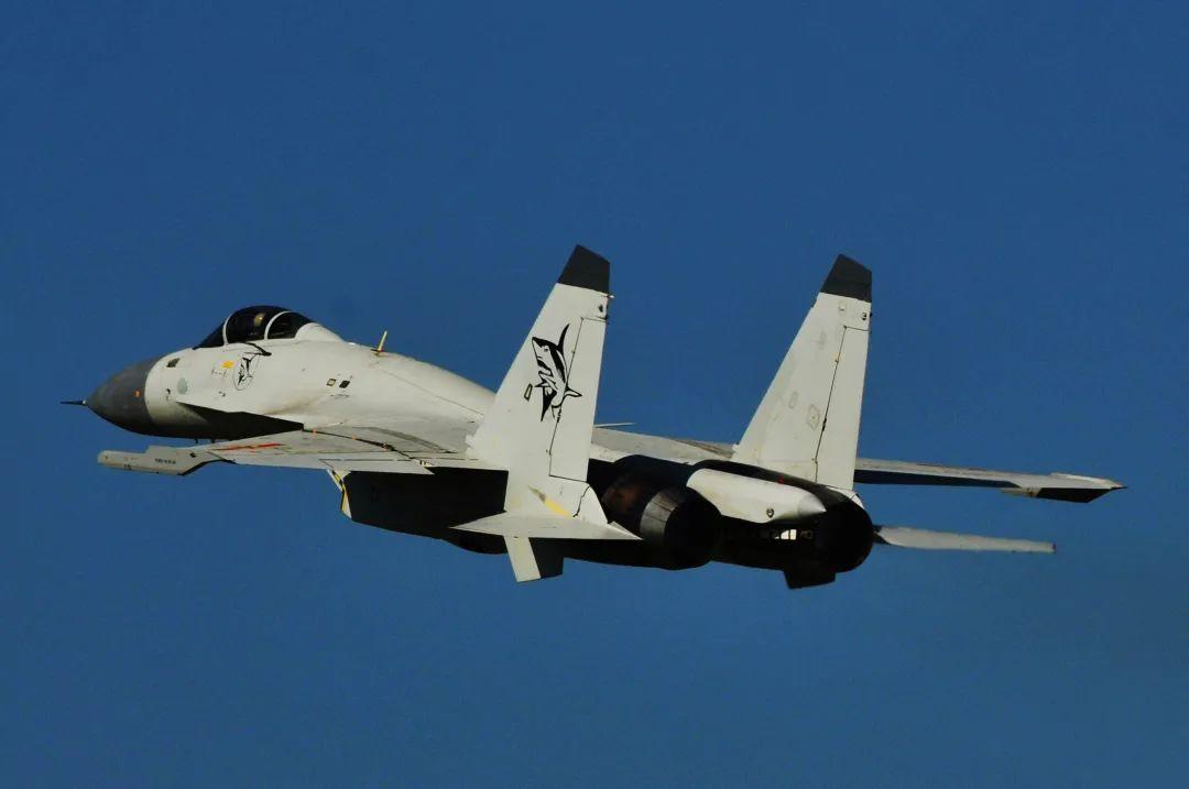 纪念歼15飞鲨舰载机首飞12周年