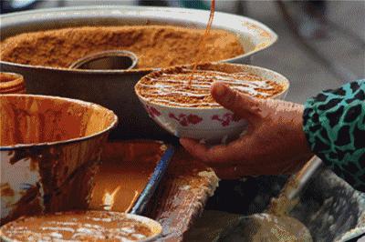 面茶是糜子米用石磨磨成糜子面,用清水先澥开,锅中加水烧沸加上盐,碱