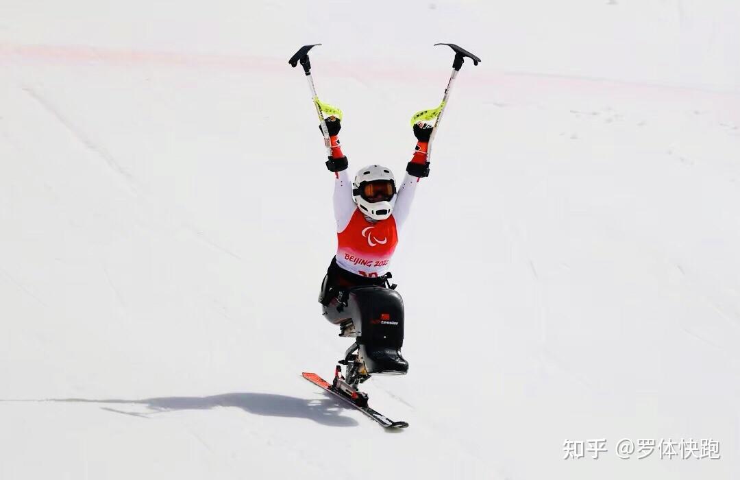 高山滑雪選手張夢秋,冬季兩項選手劉夢濤,越野滑雪選手鄭鵬則各拿到2