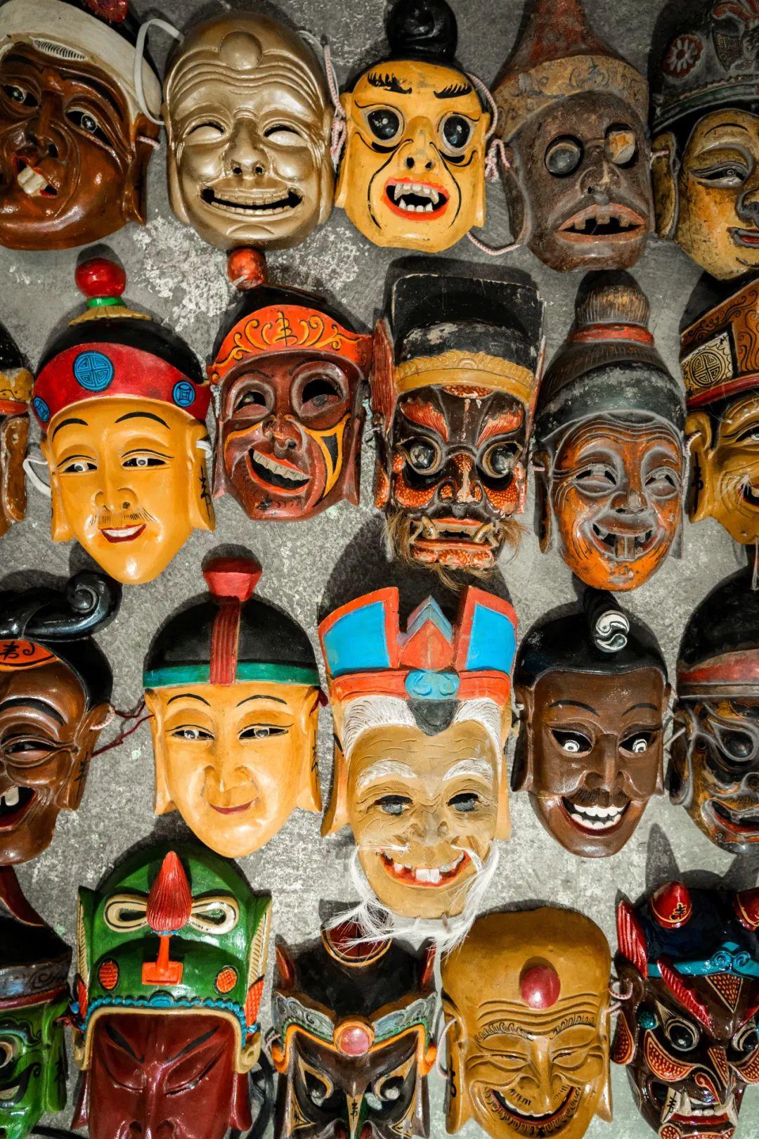 正戏的每一个角色都对应一副面具,凡有面具的都可算是"神仙",但与我们