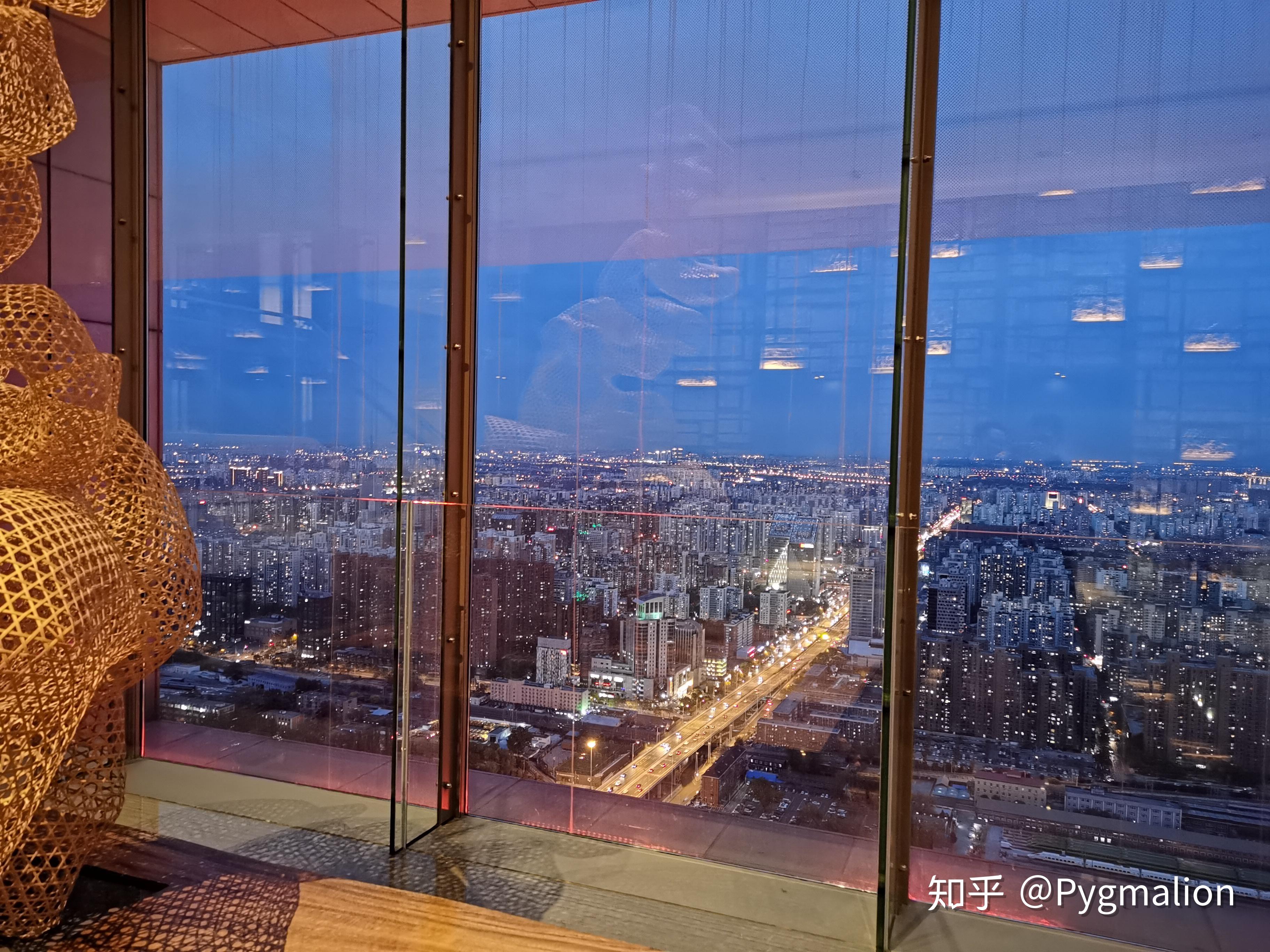 "外面的世界",一路毫不堵车,到了东三环的摩天大楼,透过65层的落地窗