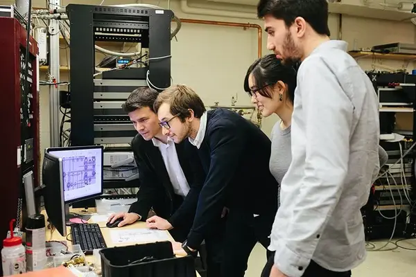 物理学家pablo jarillo-herrero(左一)与三名研究生在麻省理工学院的