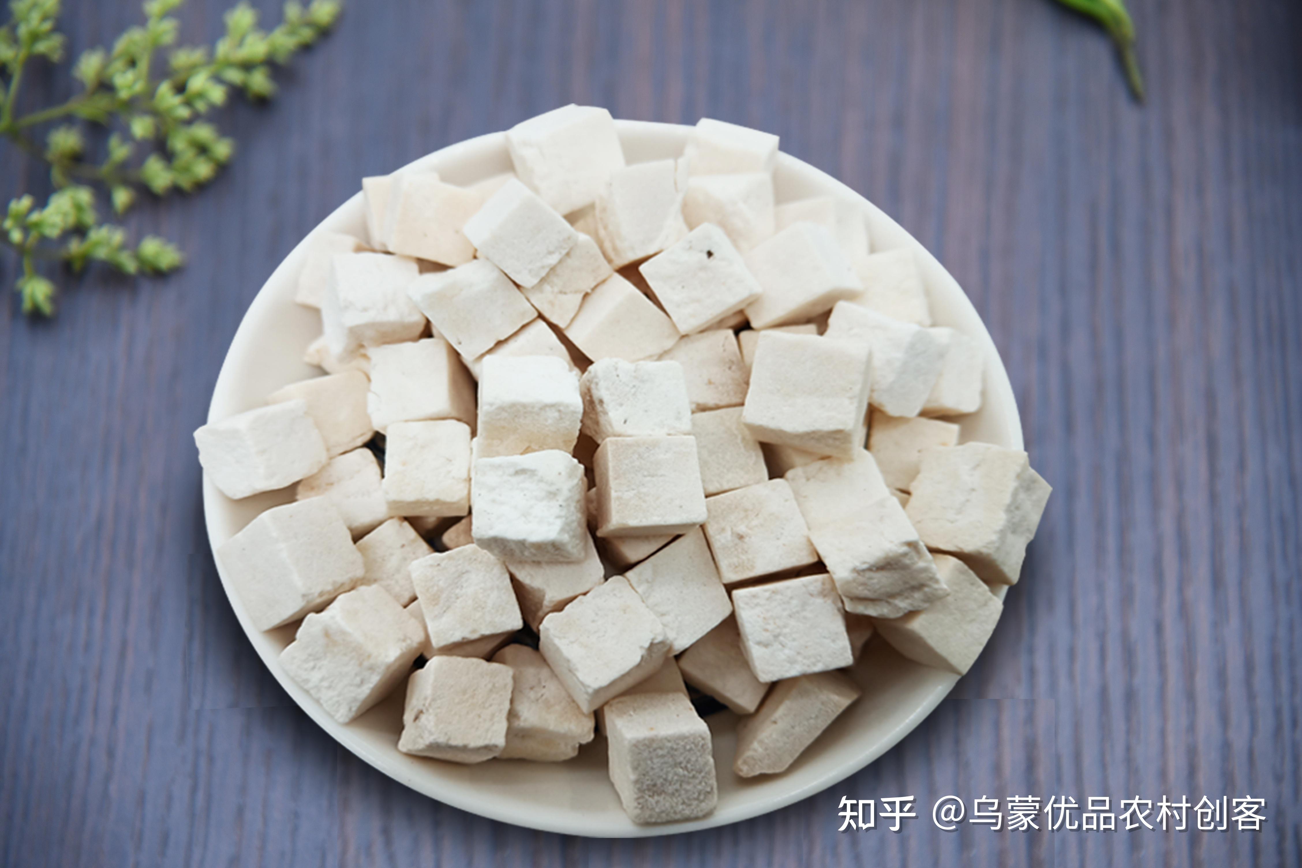 茯苓,中药名.为多孔菌科真菌茯苓的干燥菌核.