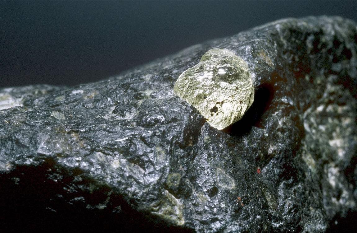 在金伯利岩上的钻石原石金伯利岩和钾镁煌斑岩在这几十亿年来陆陆续续