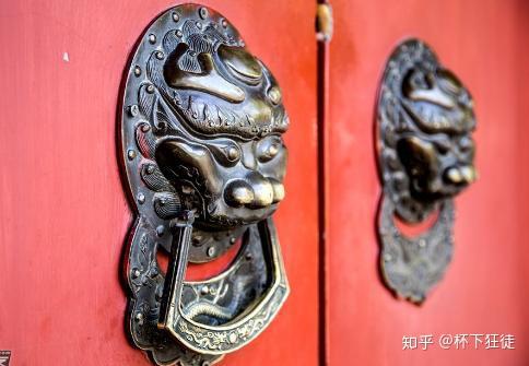 还因其面目狰狞以负责看守门户,镇守邪妖;另外还有一个原因,即椒图"性