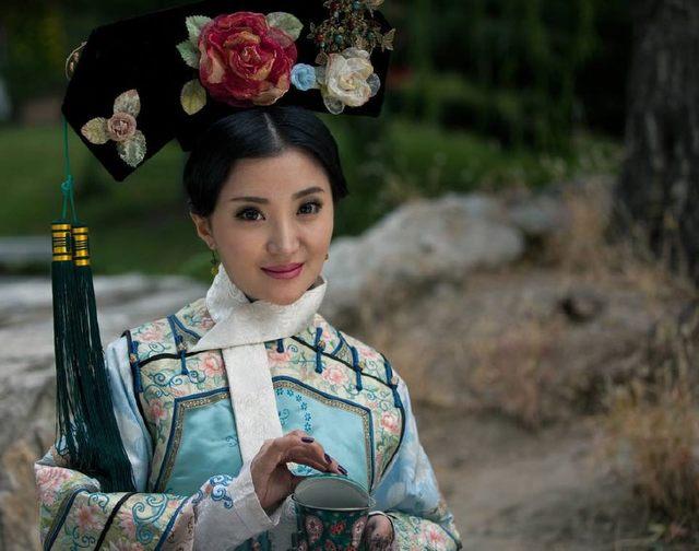 据《清朝野史大观》记载:"公主出嫁,即赐以府第,不与舅姑同居,舅姑且