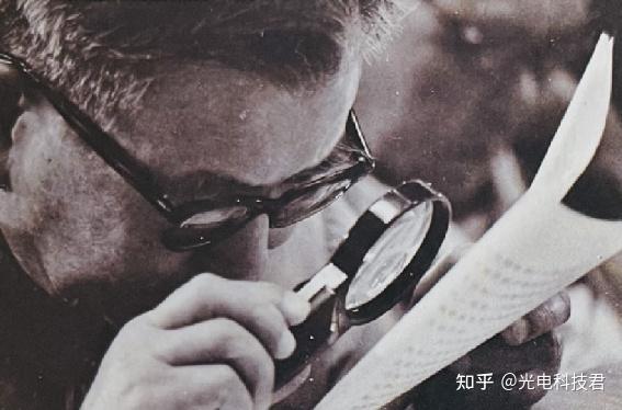 醒来之后,杨承宗和同事们一起狂喜之后,独自品味着约里奥居里先生让他