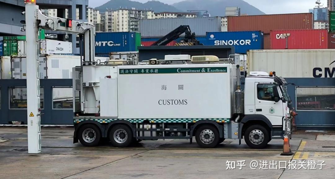 打击跨境转运侵权香港海关破获lv劳力士等冒牌货案