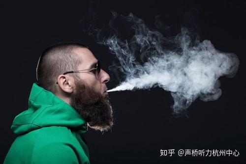 烟熏法 找一老哥们,让他吸口烟然后往耳道内吐烟,虫子受到烟雾的刺激