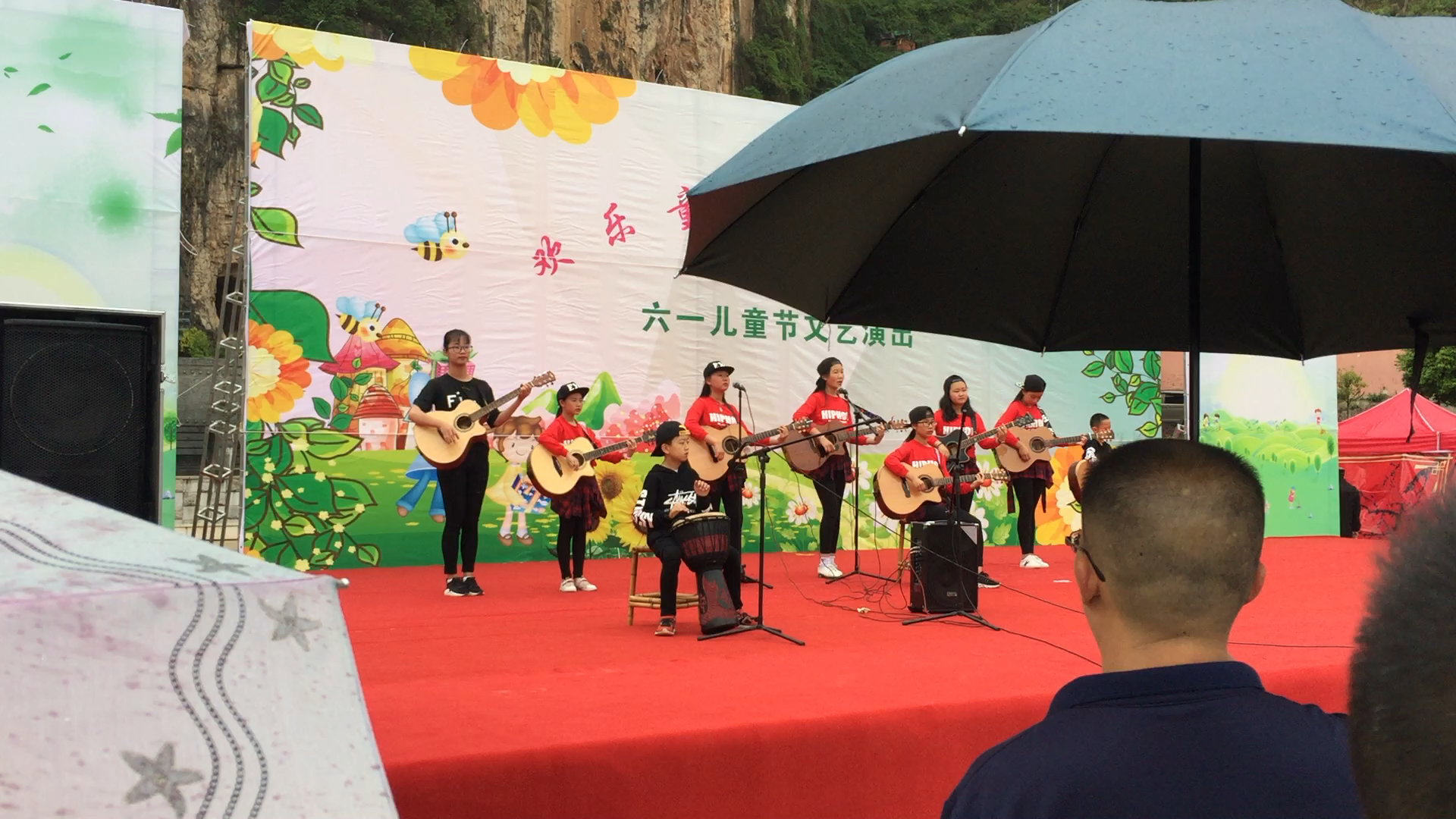 本是儿童节 为什么让孩子们唱歌,跳舞,表演节目?