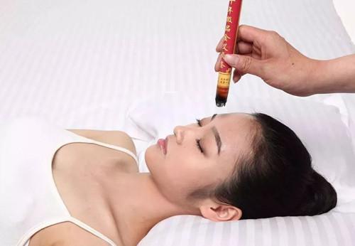 所以熏灸眼部时请务必闭目,并且选用高比例的质量好的陈艾,艾灸时追求