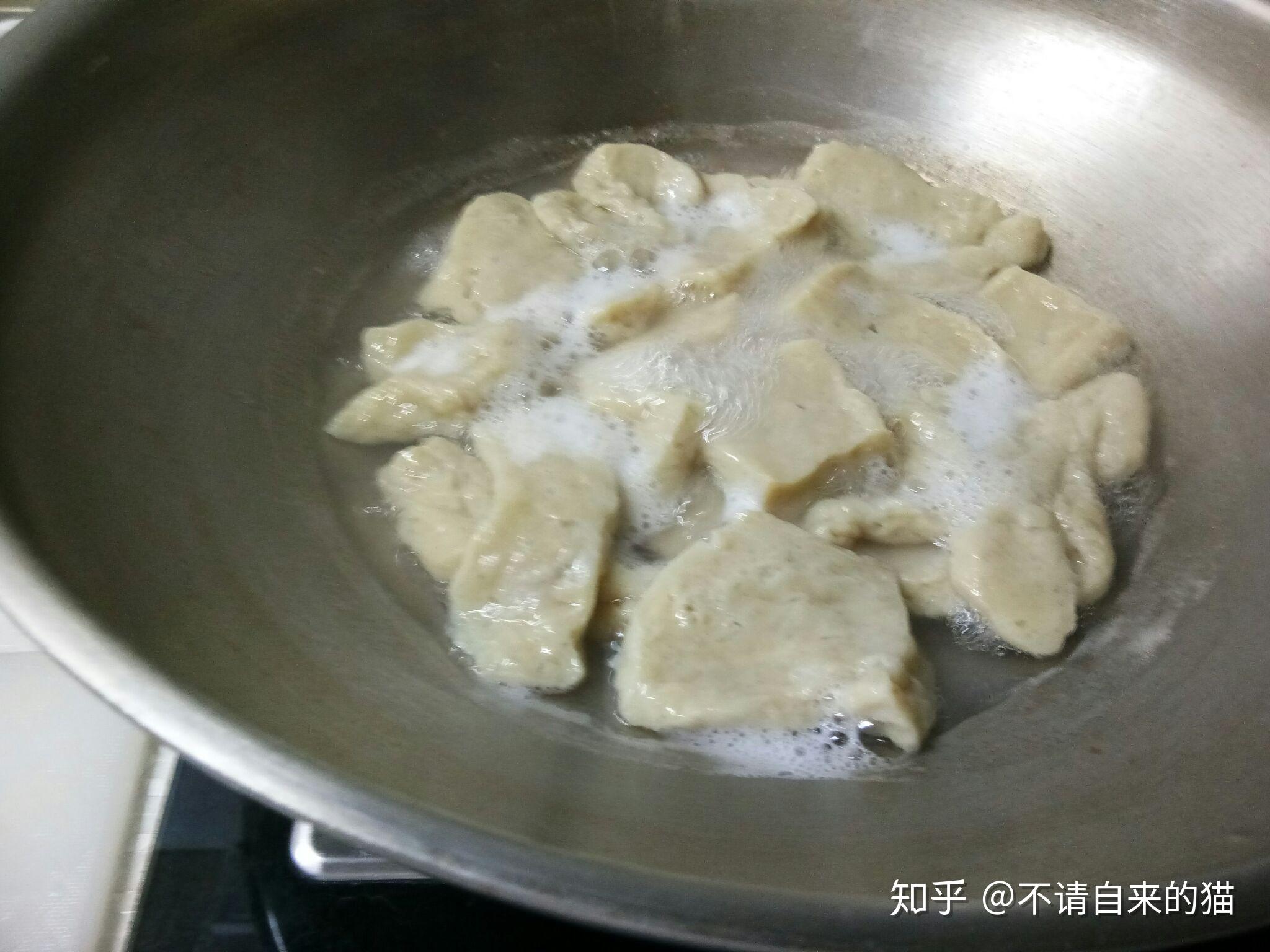 深底上碗里放着小麦面粉和手上洒着面粉_站酷海洛_正版图片_视频_字体_音乐素材交易平台_站酷旗下品牌