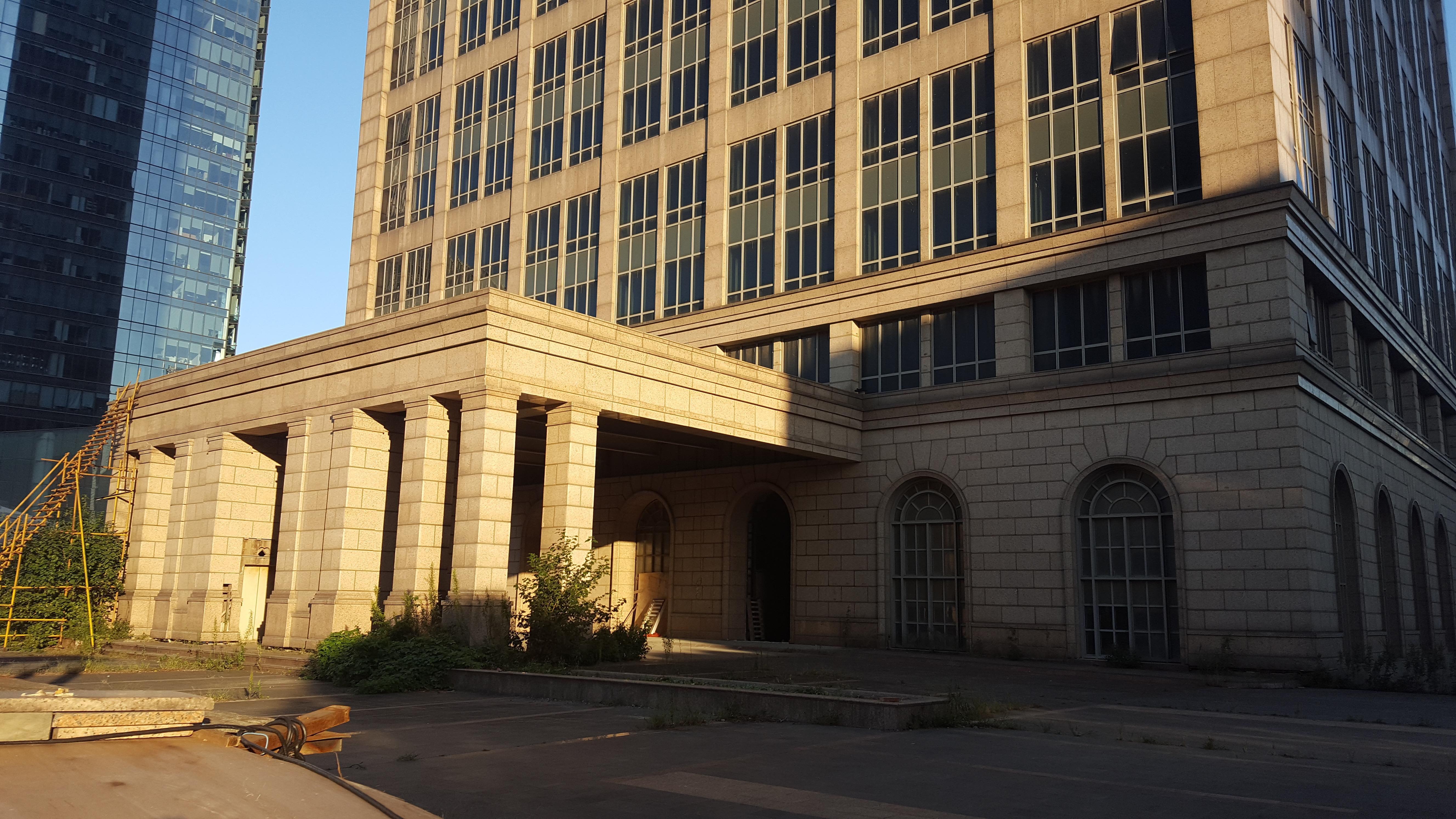 62666黄金置地大厦:如图 大楼主体部分已经完工 建筑工人的居住板房