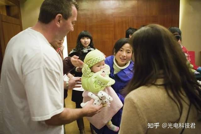 把根留住!32年来16万儿童被外国收养后,中国停止了跨国送养工作 - 知乎