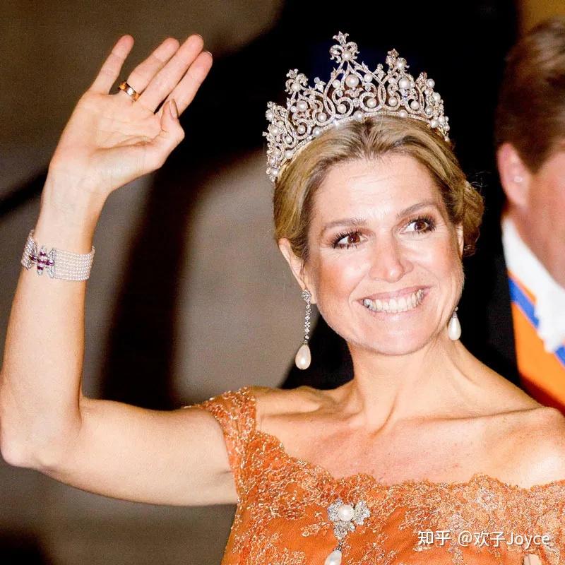 是1897年珠宝商为当时的荷兰女王威廉敏娜打造,传承三代,是荷兰王室最