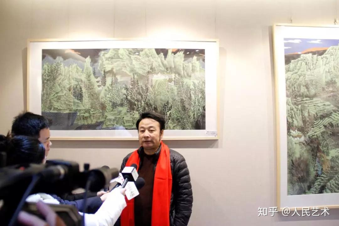 采访▲参展画家樊峰接受采访▲著名花鸟画家赵征接受采访开幕式结束后