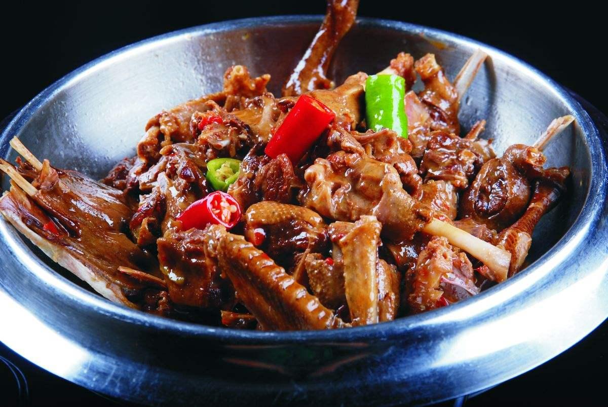 干锅土匪鸭是资兴市的特色美食,是家家户户都会做的常见美食,味道绝对