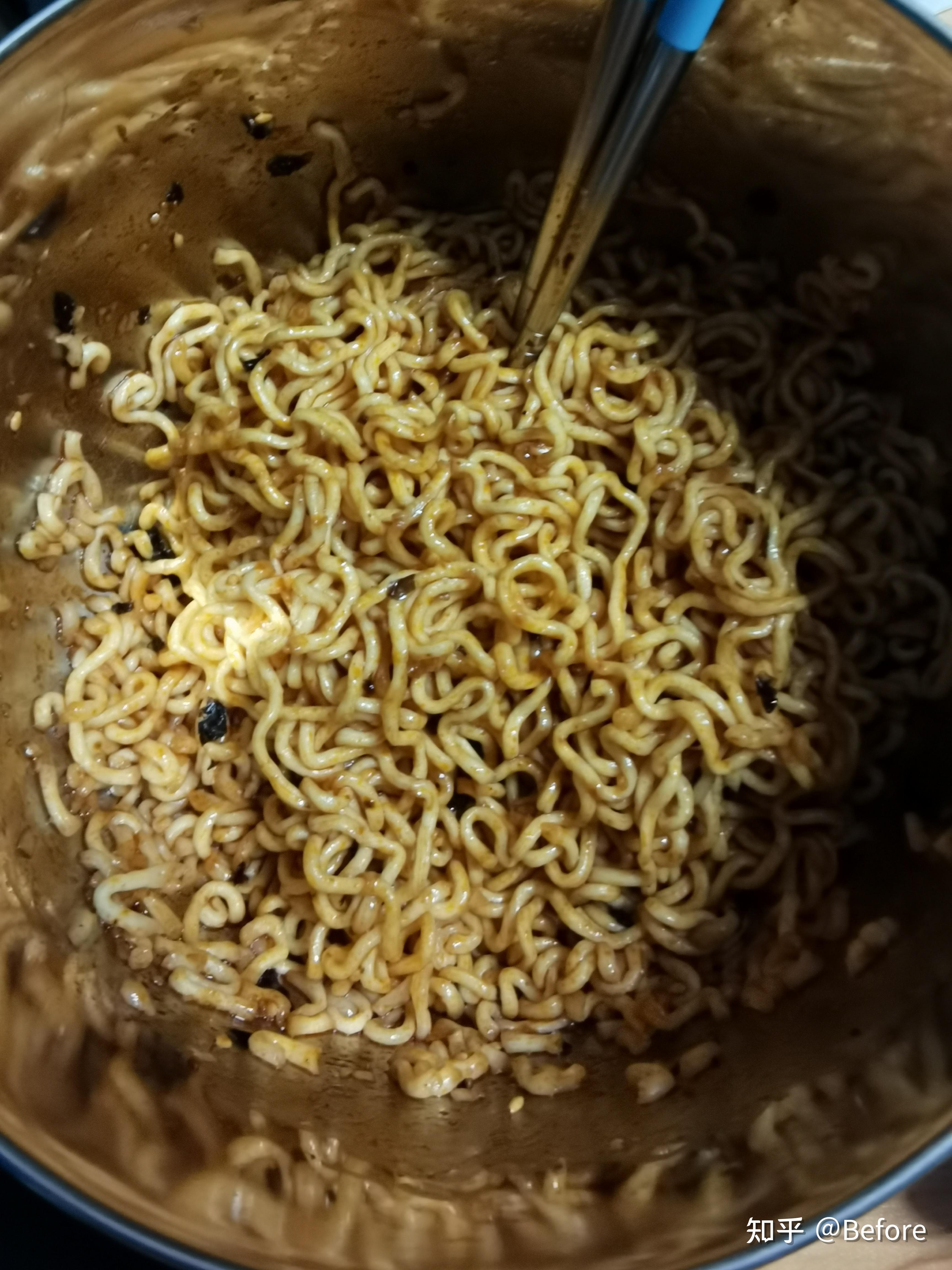 白象的火鸡面面饼跟三养的比起来,白象的面饼单吃是