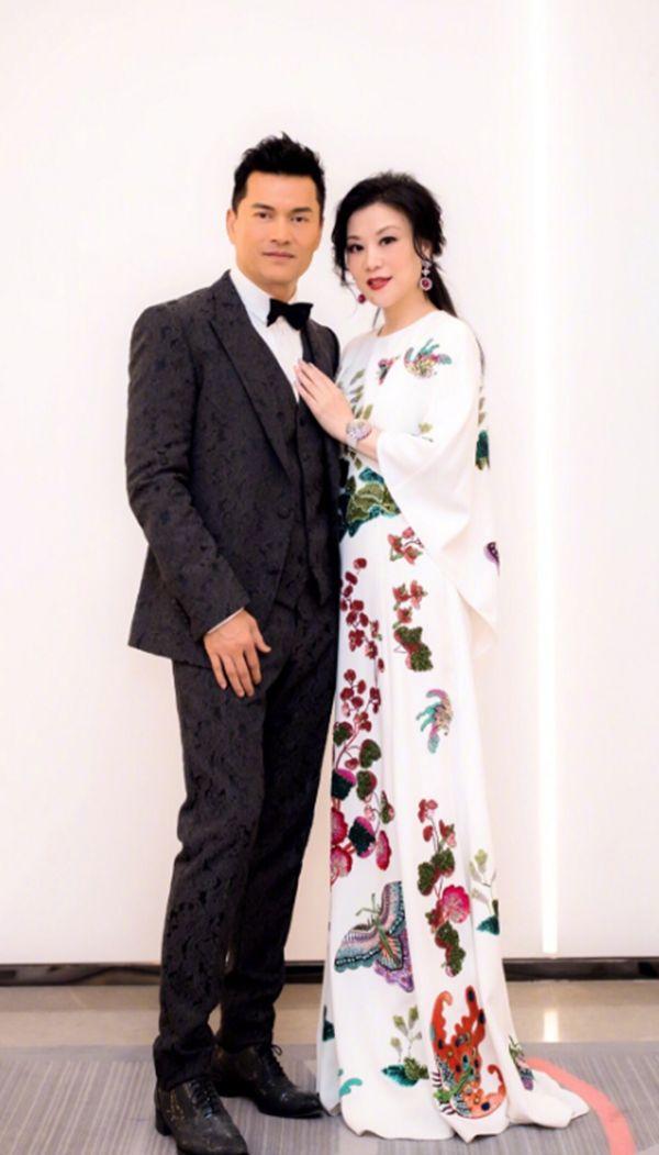 浅灰略显大方,粉色和浅蓝过于少女化,和年龄有差距,也凸显不出杨小娟