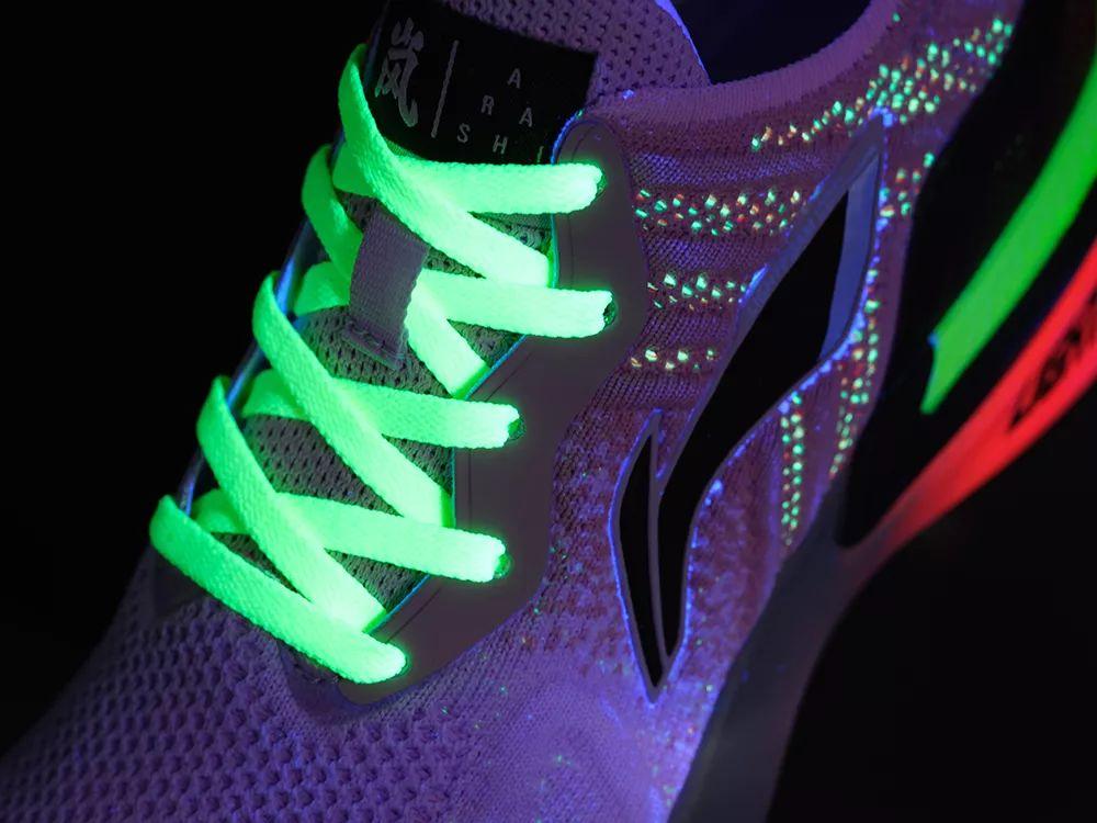 从科技的角度上看,李宁「岚」系列采用全掌lightfoam轻弹科技,性能主