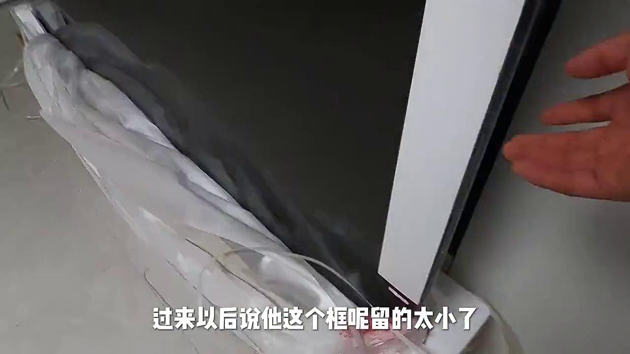 客户买了一台85寸电视机,因为安装问题可愁坏了,差点把柜子拆了