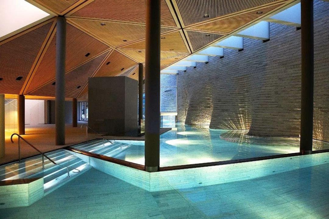 对比先前提到的瓦尔斯温泉浴场,zumthor 在技术上精益求精,在表达上
