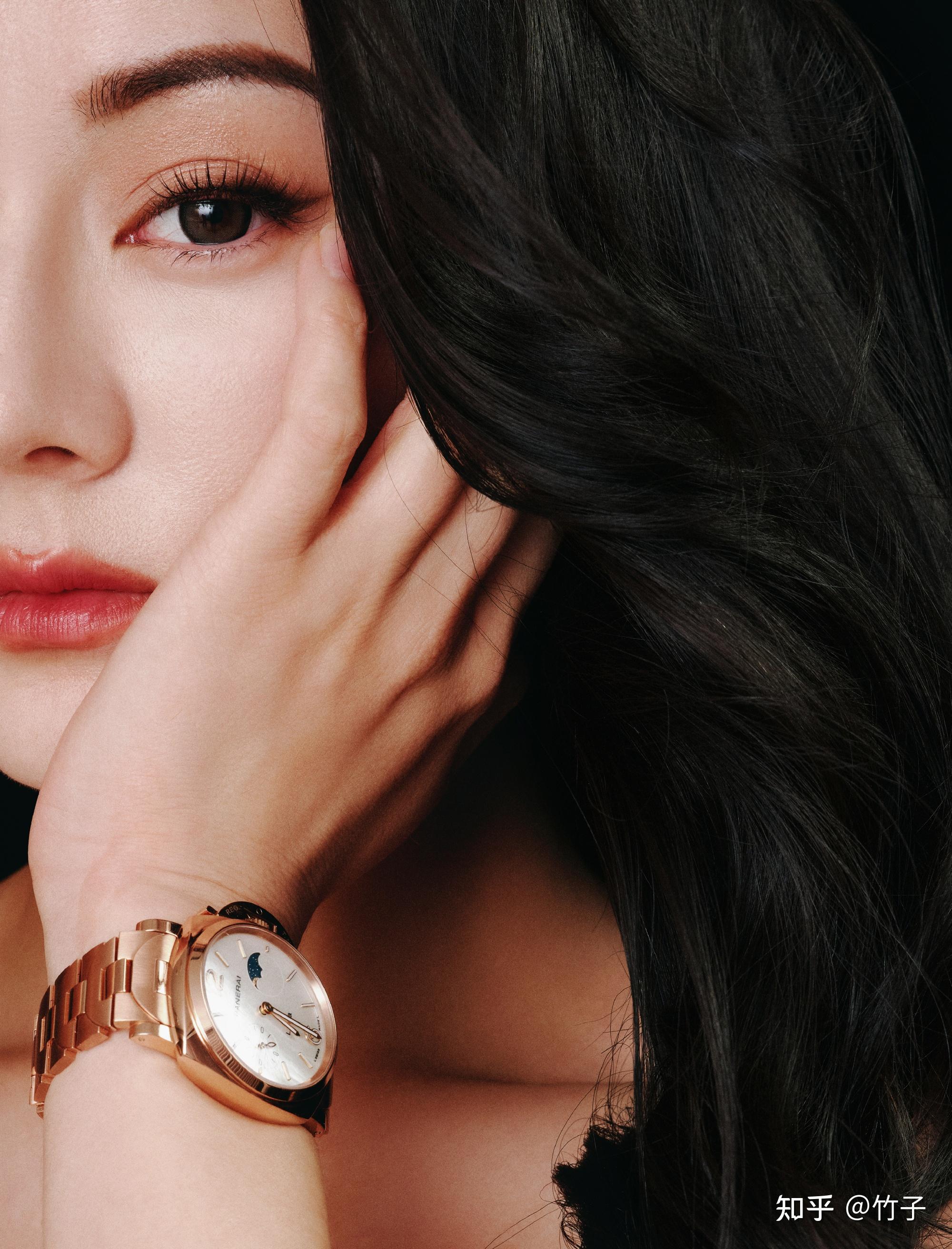 迪丽热巴最新美照,香槟色刺绣礼服裙星眸璀璨优雅至极,热巴好美