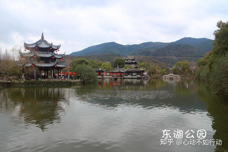 從東湖公園仰望台州府城牆攬勝門.