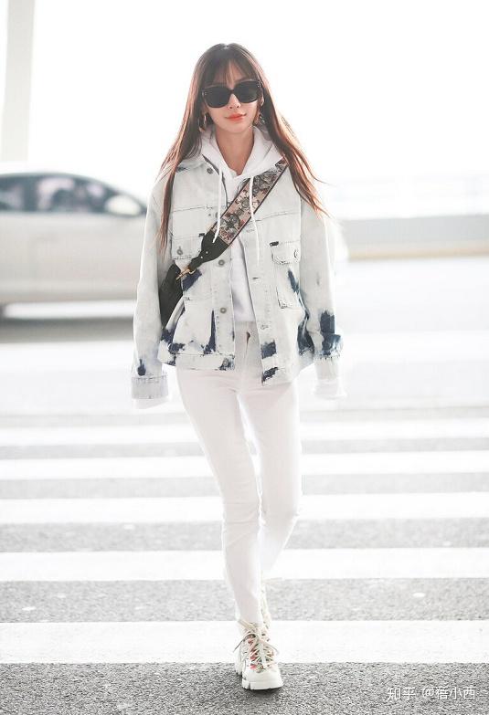 angelababy真不像当妈的人穿牛仔外套配卫衣太时髦