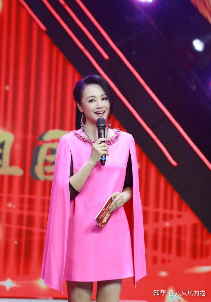 曹颖久违露面,一袭"披肩裙"主持节目真飒,纤细长腿真抢镜