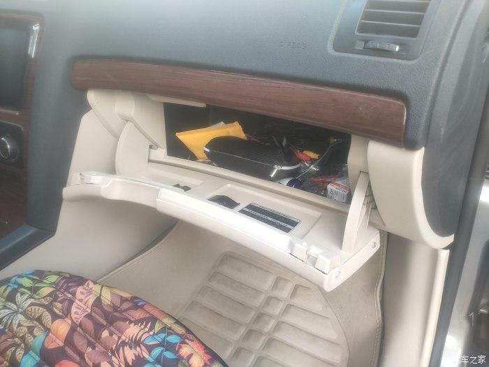 副驾驶的手套箱也是车上的必须设计的,都被我的各种小东西塞满了,说明