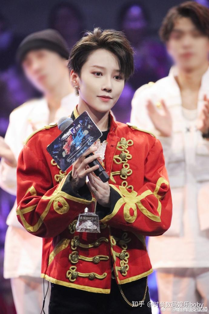 2020最闪新生代偶像刘雨昕c位出道半年解锁六刊封面