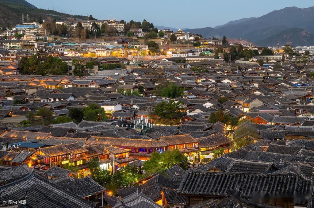 丽江古城是云南省丽江纳西族自治县的中心城镇,位于云南省西北部,又名