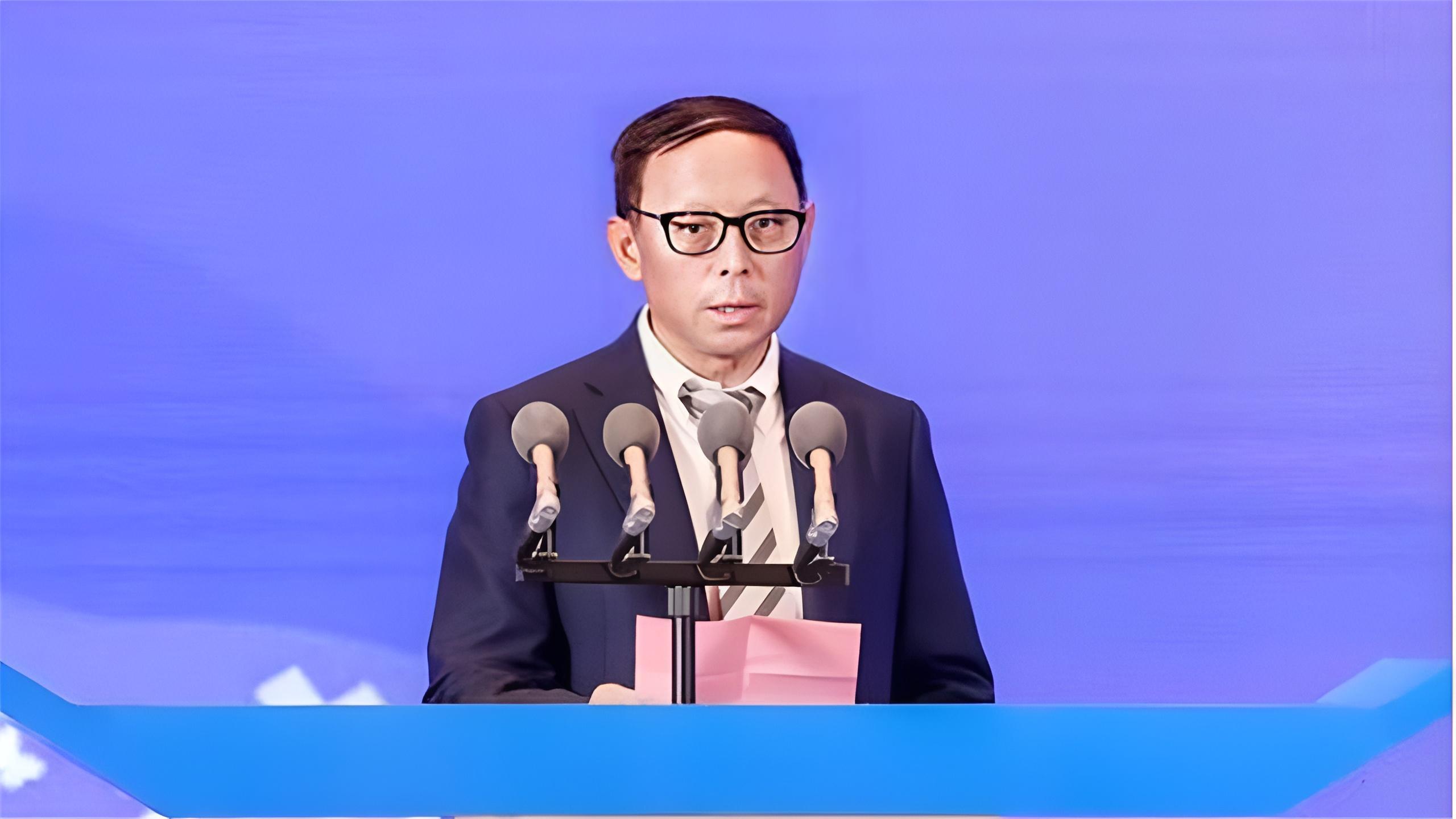 身家725亿李晓明成云南首富,全家五人入美籍,留一狠人两边赚钱