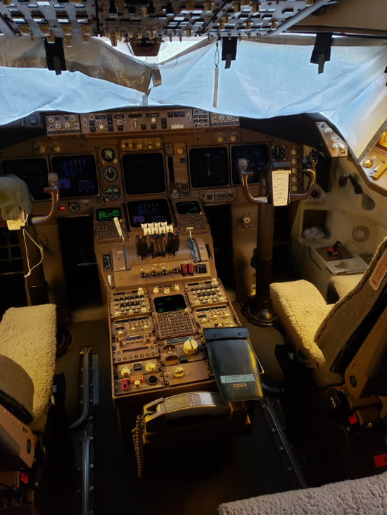 747-400客机驾驶室图片