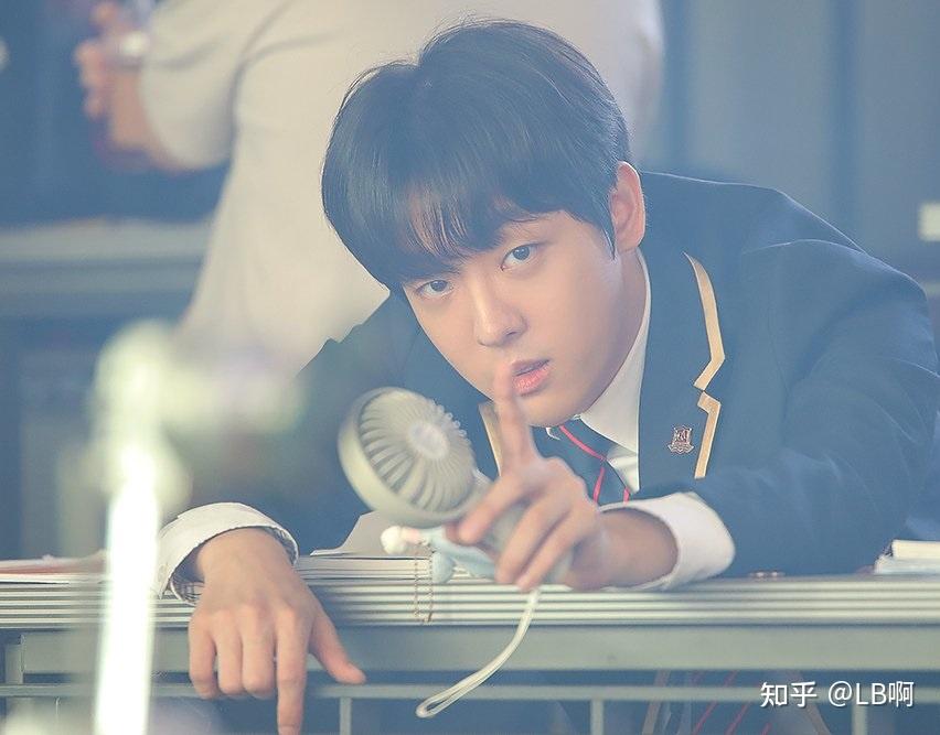 《顶楼》中李民赫的扮演者李泰彬其实是爱豆出身,他2017年随组合my