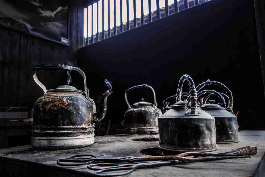 再有就是在郊外或游览区(如什刹海)专卖大碗茶的野茶馆.