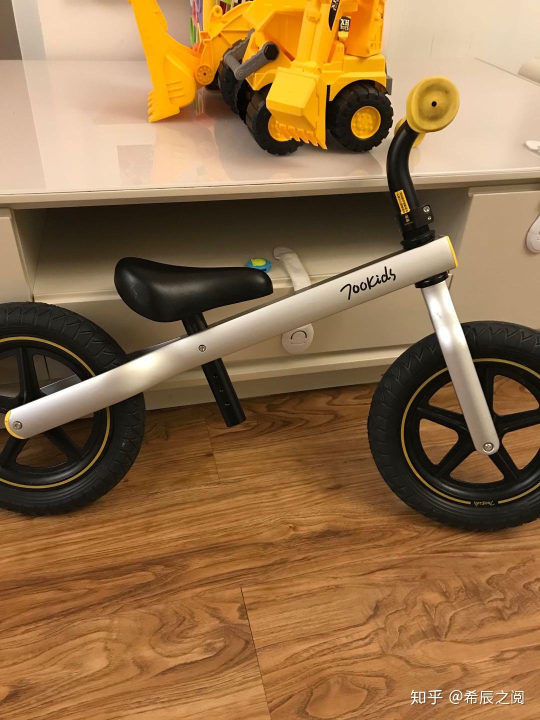 恩仔还没开始学骑自行车,不过他一岁九个月时恩爸给他买了平衡车.