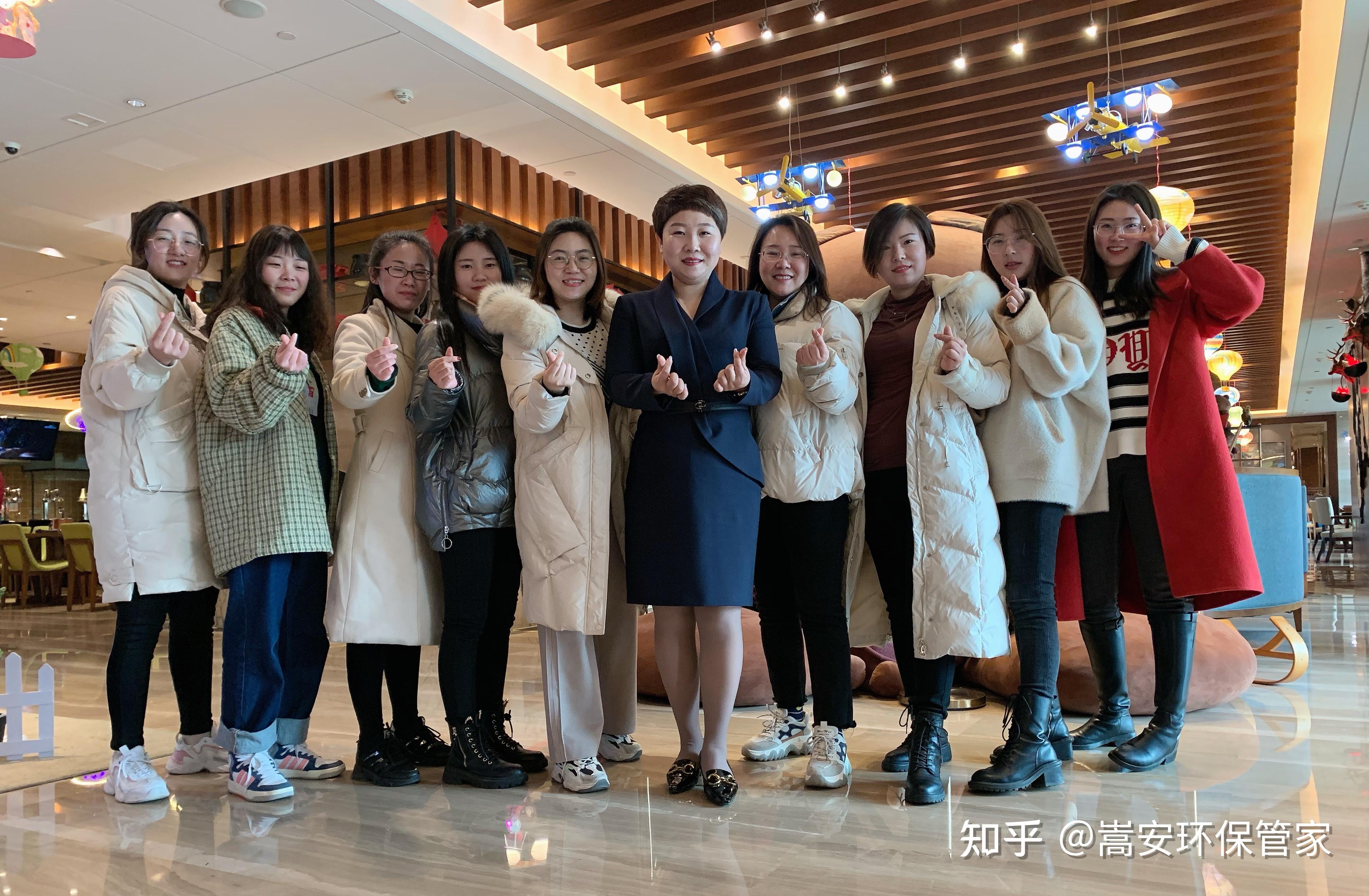 合影到中午12点的时候,在全体男员工羡慕的眼光下,所有女员工一起离开