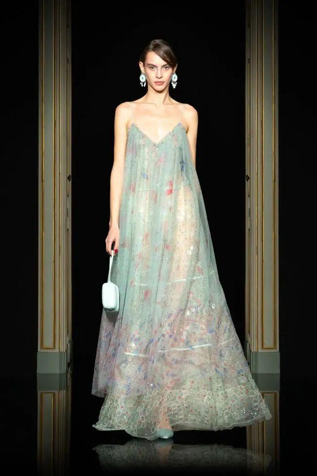 不随波逐流的老牌复古美学2021阿玛尼春夏高定