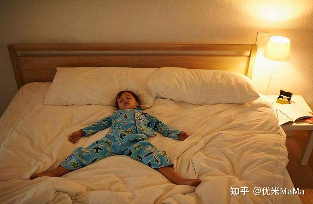 女儿看着妈妈睡觉-蓝牛仔影像-中国原创广告影像素材