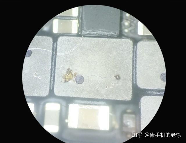 拆机在显微镜下查看灯控电路,可以看到升压电感有明显裂痕,二极管已经